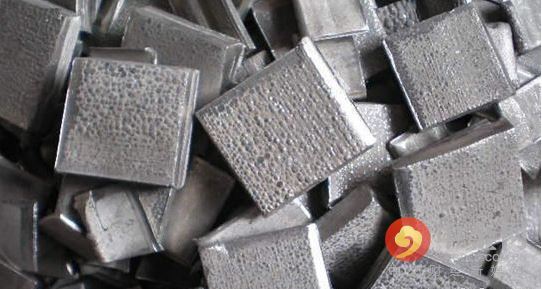 5月期鎳連續(xù)第三個月下跌，周四觸及去年6月來最低水準(zhǔn)每噸8,810美元，今年迄今下跌12%，是跌幅最大的主要基本金屬。